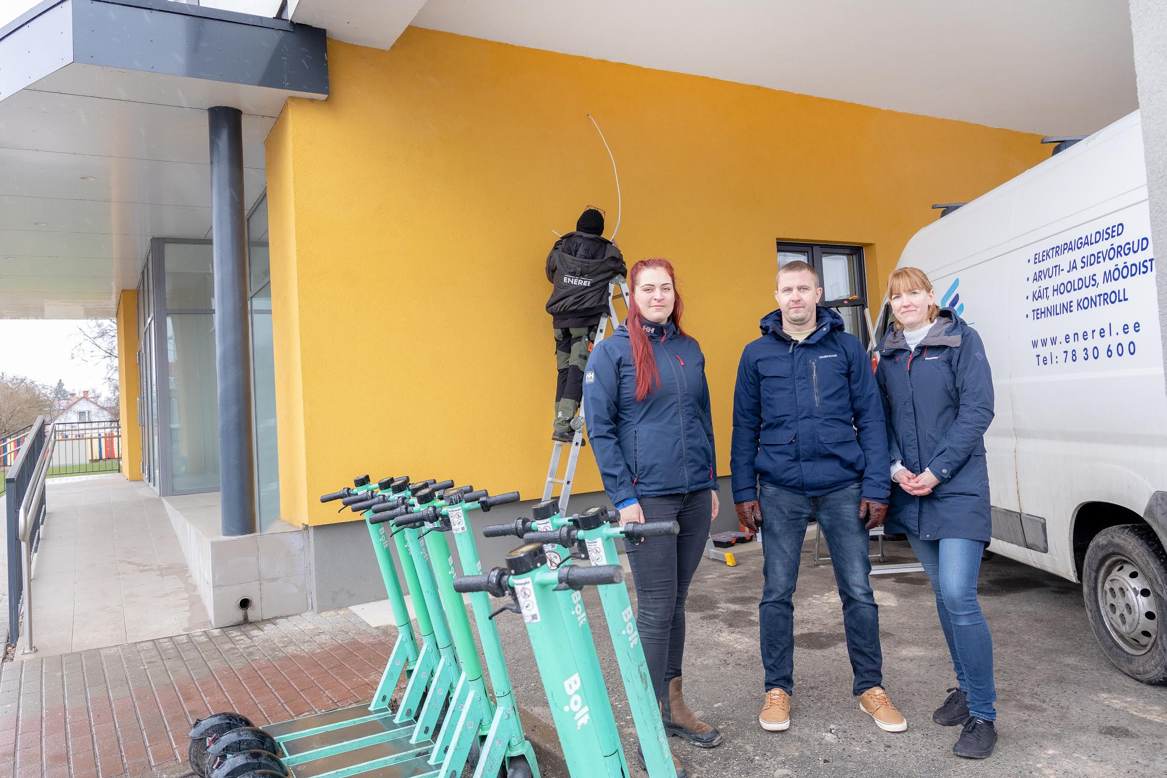 MTÜ Võrumaa Toiduringlus asutajad Brita Saare (vasakult), Henn-Julius Valge ja Hedvig Valge Võrumaa keskraamatukogu juures, asukohas, kus peagi on kahest eraldi sektsioonist, üks jahekapp ning teine tavaline, koosnev võrukate päris oma toidukapp. Foto: Aigar Nagel